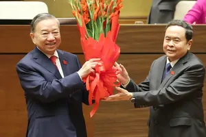 Chairman of the National Assembly Tran Thanh Man presents flowers and extended his congratulations to Party General Secretary and State President To Lam. (Photo: SGGP)