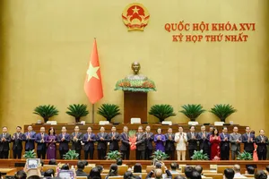 NA Chairman Tran Thanh Man presents flowers to congratule the Prime Minister, Deputy Prime Ministers, Ministers and Government members. (Photo: SGGP)