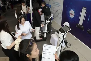 A wide range of modern medical devices are introduced at the exhibition. (Photo: SGGP)