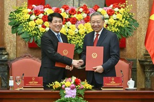 Party General Secretary and State President To Lam (R) and former State President Luong Cuong at the task handover ceremony on April 9. (Photo: vietnamnet)