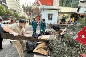 Phu Nhuan Ward officials in Ho Chi Minh City clear illegally dumped waste. (Photo: SGGP)