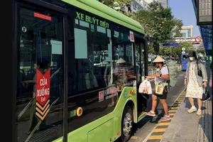 Bus passengers in Ho Chi Minh City (Photo: SGGP)