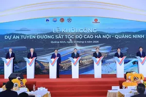 Prime Minister Le Minh Hung (4th, L) and former Prime Minister Pham Minh Chinh (3rd,L) together with delegates jointly press the button to formally commence construction of the project. (Photo: SGGP)