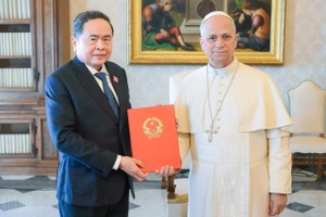 National Assembly Chairman Tran Thanh Man (left) hands over a letter from Party General Secretary and State President To Lam to Pope Leo XIV at the Vatican (Photo: quochoi.vn)