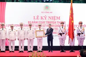 Prime Minister Le Minh Hung presents the First-Class Fatherland Protection Order to the Police Department for Administrative Management of Social Order. (Photo: SGGP)