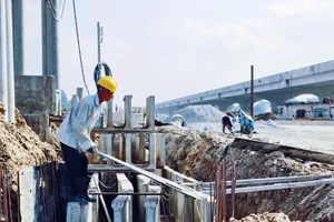 Workers making living under scorching heat