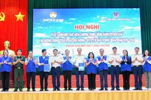 The Vietnam Fatherland Front Committee in Ho Chi Minh City and Coast Guard Region 3 Command sign a cooperation program for the 2026–2030 period on April 11. (Photo: SGGP)