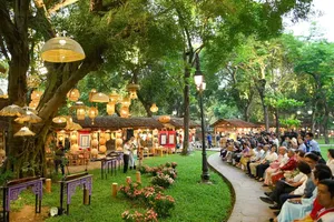 Visitors are delighted by the new space at Van Mieu Quoc Tu Giam (Temple of Literature). (Photo: SGGP)