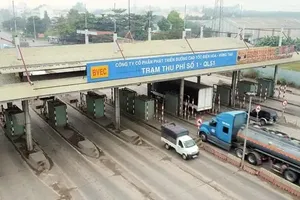 The T1 toll station on National Highway 51, located in Dong Nai province, has been abandoned for several years but has not yet been dismantled, raising concerns over potential traffic safety risks. (Photo: SGGP)