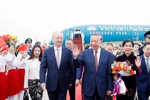Vietnamese Party General Secretary and State President To Lam (centre) and his spouse are welcomed at Beijing Capital International Airport on April 14. (Photo: VNA)