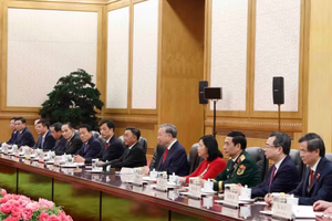 Party General Secretary and State President To Lam and members of the high-ranking delegation of Vietnam at the talks with Party General Secretary and President of China Xi Jinping and the high-ranking delegation of China (Photo: VNA)