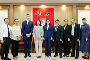 Representatives of the International Labour Organization delegation and leaders of the Ho Chi Minh City Department of Home Affairs attend the working session. (Photo: SGGP)