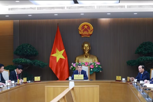 Prime Minister Le Minh Hung holds phone talks with his Singaporean counterpart Lawrence Wong on April 16. (Photo: VNA)