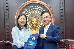 Vice Secretary of the Ho Chi Minh City Party Committee, Dang Minh Thong (R), receives Ms. Sook Yee Lai, Acting Speaker of the Legislative Assembly of Western Australia, on April 16. (Photo: SGGP)