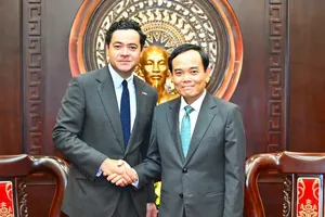 Secretary of the Ho Chi Minh City Party Committee Tran Luu Quang (R) receives Mr. Etienne Ranaivoson, the newly appointed French Consul General in the city. (Photo: SGGP)