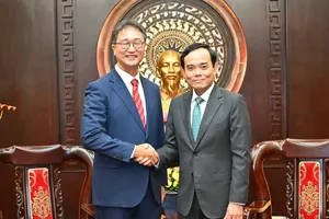 Secretary of the Ho Chi Minh City Party Committee Tran Luu Quang (R) receives Mr. Jung Jung Tae, South Korean Consul General in the city on April 16. (Photo: SGGP)