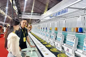 New equipment and technologies are introduced at the International Exhibition on the Textile and Garment Industry, Machinery, Materials and Fabrics held in Ho Chi Minh City from April 8 to 11. (Photo: SGGP)