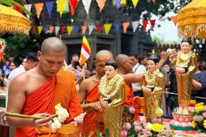 Large number of people attend the Buddha bathing ceremony (Photo: SGGP)