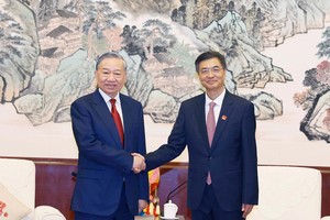 General Secretary of the Communist Party of Vietnam Central Committee and State President To Lam (L) receives Chen Gang, member of the Communist Party of China Central Committee, Secretary of the CPC Committee and Chairman of the Standing Committee of the People’s Congress of the Guangxi Zhuang Autonomous Region (Photo: VNA)