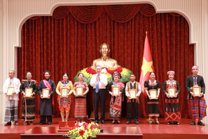 Party General Secretary and State President To Lam presents portraits of late President Ho Chi Minh to village elders, community leaders, artisans, and prominent figures of ethnic minorities at the meeting in Hanoi on April 18. (Photo: dangcongsan)