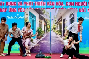 A skit promoting traffic safety, environmental protection, and other cultural values at Nguyen Hue Secondary School in Hoa Binh Ward, Ho Chi Minh City (Photo: SGGP)