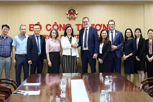 Deputy Minister of Industry and Trade Phan Thi Thang ( fifth, from left) meets with UNIDO Director General Gerd Müller in Hanoi on April 21. (Photo: The courtesy of MoIT)