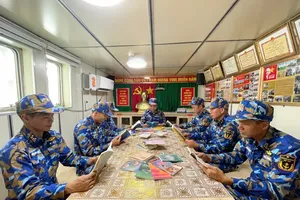 Officers and soldiers read books on board ships. (Photo: SGGP)
