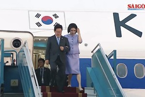 President of the Republic of Korea (RoK) Lee Jae Myung and his spouse arrive in Hanoi on April 21 afternoon. (Photo: SGGP)