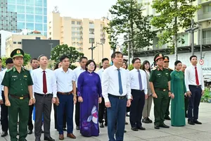 Delegates offer incense and flowers to pay tribute to the late President Ho Chi Minh. (Photo: SGGP)