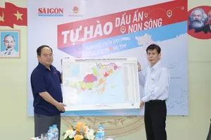 Acting Editor-in-Chief of Sai Gon Giai Phong (SGGP) Newspaper presents a map of Quang Ninh Province to Mr. Quan Minh Cuong, Secretary of the Quang Ninh Provincial Party Committee. (Photo: SGGP)