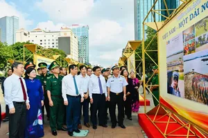 Central and Ho Chi Minh City leaders visit the exhibition. (Photo: SGGP)
