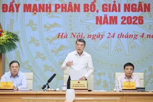 Prime Minister Le Minh Hung (centre) presides over the April 24 national conference on accelerating the allocation and disbursement of public investment capital in 2026. (Photo: SGGP)