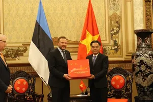 Standing Vice Chairman of the People’s Committee of Ho Chi Minh City, Nguyen Loc Ha (L) offers a gift to Mr. Margus Tsahkna, Minister of Foreign Affairs of Estonia. (Photo: SGGP)