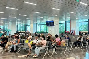 Passengers waiting to board at Terminal T3 of Tan Son Nhat International Airport on April 24 (Photo: SGGP)