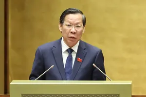 Chairman of the National Assembly’s Committee on Economic and Financial Affairs Phan Van Mai presents the draft Resolution on the five-year socio-economic development plan for the 2026–2030 period. (Photo: SGGP)