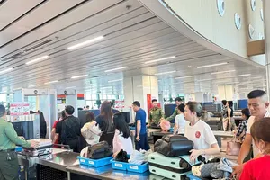 Passengers pass through the security screening checkpoint at Terminal T3 of Tan Son Nhat International Airport. (Photo: SGGP)