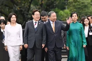 General Secretary and State President To Lam and his spouse, Ngo Phuong Ly, together with President of the Republic of Korea Lee Jae Myung and his spouse, Kim Hye Kyung, visit the Thang Long Imperial Citadel. (Photo: SGGP)