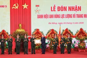 Party General Secretary and State President To Lam, who is also Secretary of the Central Military Commission, presents the title of "Hero of the People's Armed Forces" to Military Region 5 on April 25. (Photo: SGGP)