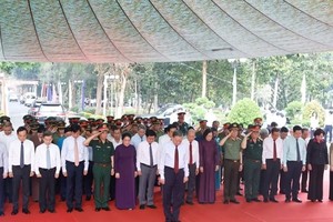 Party General Secretary and State President To Lam and delegates offer incense at Tan Bien Martyrs’ Cemetery in Tay Ninh province. (Photo: VNA)