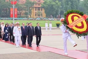 A high-ranking delegation of the Party Central Committee, the State President, the National Assembly (NA), the Government, and the Vietnam Fatherland Front (VFF) Central Committee lays wreaths and pays tribute to President Ho Chi Minh at the late leader's mausoleum on April 28 morning. (Photo: SGGP)