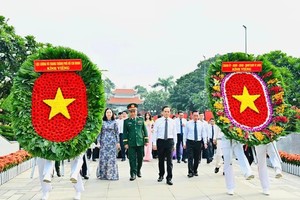 HCMC Party Committee Secretary Tran Luu Quang offers incense to President Ho Chi Minh. (Photo: SGGP)