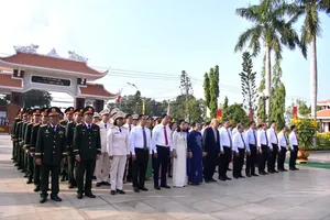Ho Chi Minh City’s delegation visits and pays tribute to heroic martyrs on April 28. (Photo: SGGP)