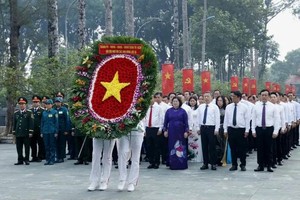 The delegation offers incense at Cu Chi Martyrs' Cemetery. (Photo: SGGP)