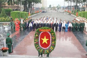A delegation of HCMC leaders pays tribute to fallen heroes at Binh Duong Martyrs’ Cemetery in Thuan Giao Ward, HCMC, on April 28. (Photo: SGGP)