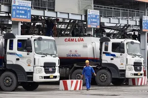 Fuel tanker trucks loading petroleum at Nha Be Petroleum Terminal, Ho Chi Minh City (Photo: SGGP)