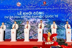 Ho Chi Minh City leaders press the button to launch the project. (Photo: SGGP)