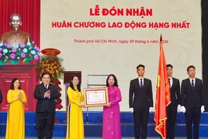 Vice State President Vo Thi Anh Xuan presents the First-Class Labour Order to Saigontourist Group. (Photo: SGGP)
