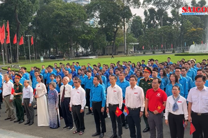 Flag-raising ceremony “I Love My Fatherland” marks Reunification Day at the Reunification Palace in Ben Thanh Ward. (Photo: SGGP)