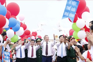 Party General Secretary and State President To Lam and officials release doves on Hien Luong Bridge as part of the flag-raising ceremony at the Hien Luong – Ben Hai special national relic site, Quang Tri province, on April 29, 2026. (Photo: VNA)
