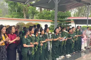 A large number of visitors returned to the Dong Loc T-Junction historical site to offer incense and flowers in remembrance and gratitude to heroic martyrs. (Photo: SGGP)